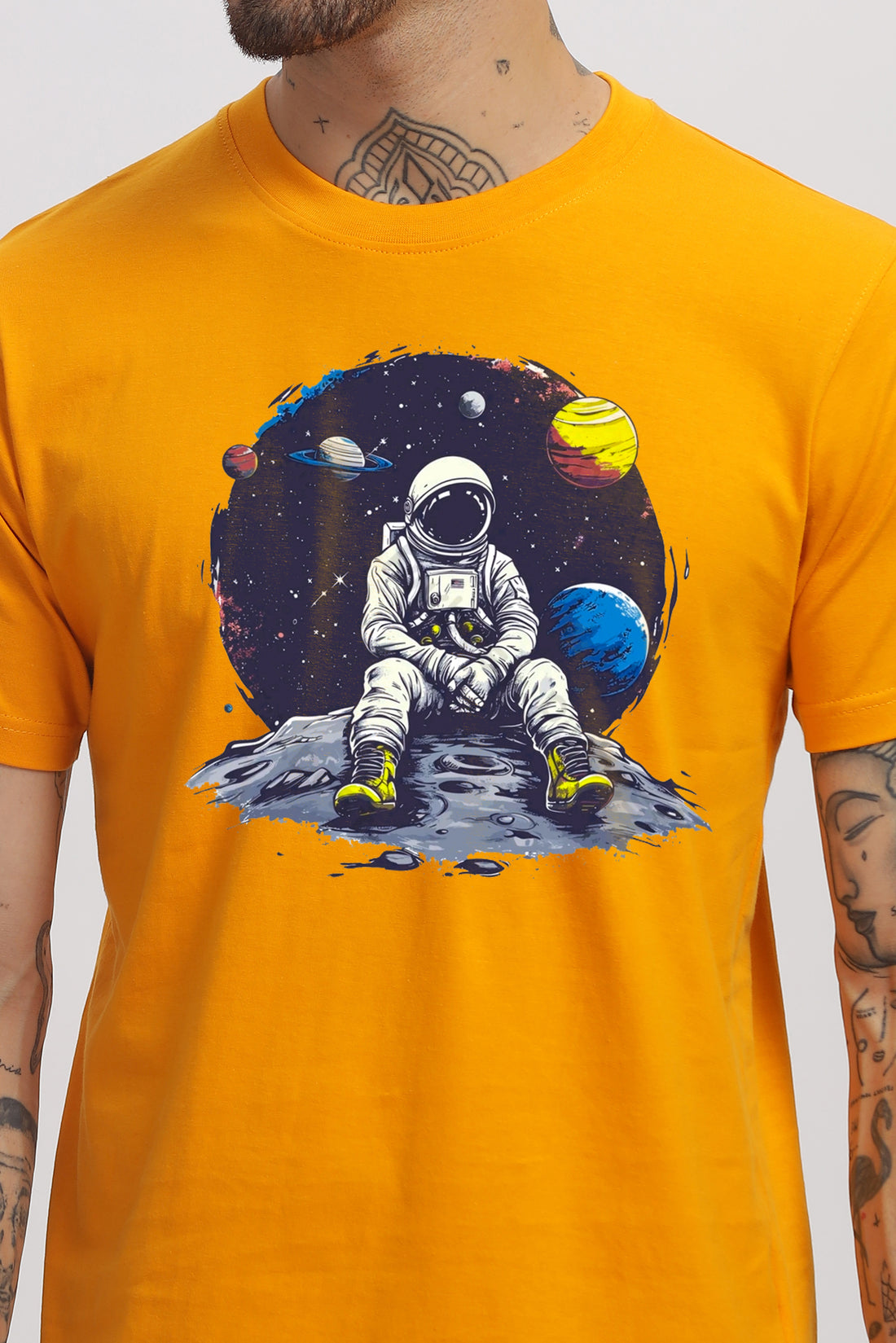 ASTRONAUT MUSTARD GRAPHIC T-SHIRT